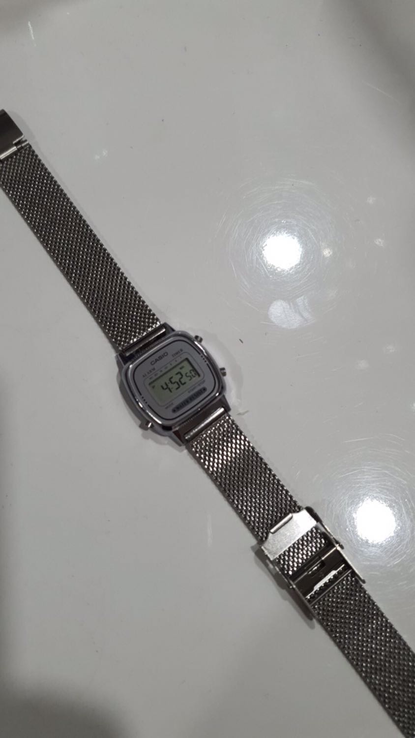 Mình mua luôn cả 2 màu Bạc và Vàng hồng, thật sự bất ngờ vì giá rẻ mà chất lượng tốt, không gỉ sét gì cả, dùng mấy tháng rồi vẫn rất OK, dây mềm mại chứ không khô cứng như những Shop khác. Cảm ơn Shop 60s - Watch và Tiki