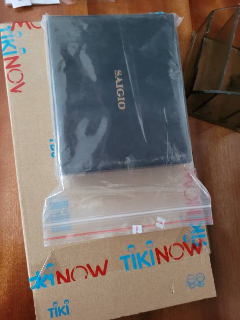 Da mềm mịn. Kích thước nhỏ. Nhiều ngăn ( tổng cộng mặt có để hình được là 5 ngăn. Bên trong mỗi bên 2 ngăn theo chiều đứng của ví và 1 ngăn bên ngoài) nhưng chỉ để được 1 tấm card /ngăn , để tiền mỏng do k có độ sâu của ngăn