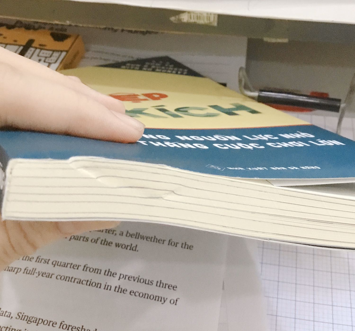 Lúc mới mở gói hàng thì hơi nổi nóng vì sách bị nhăn khúc cuối nên tính lên đánh giá 3 sao cho sản phẩm sách, nhưng đối với một cuốn sách có nội dung hay như sách của anh Phong thì mình không nỡ đánh giá thấp sao để kéo chất lượng sách xuống. Đã đọc quyển “Khởi nghiệp bán lẻ” của anh Phong và trở thành fan luôn và quyển sách thứ hai này vẫn vô cùng chất lượng, hướng dẫn các chiến thuật bắt đầu nhỏ để chinh phục ước mơ lớn. Quyển sách trình bày các bước rõ ràng đã được chính tác già dùng và viết lại nên rất thực tiễn chứ không chỉ là lý thuyết suông như một vài quyển khác. 
Cảm ơn anh Phong đã viết một quyển sách tuyệt vời như vậy.