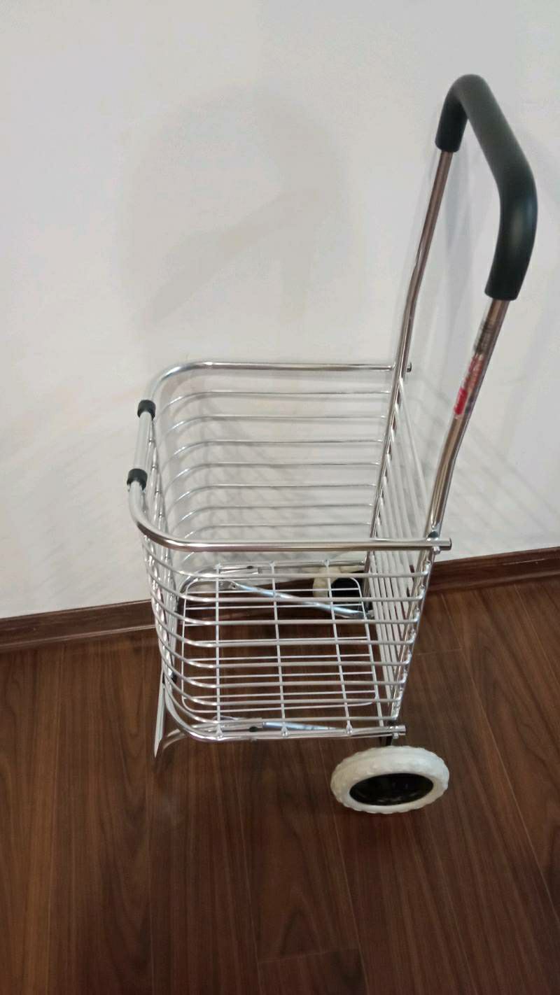 Xe kéo rất êm và mượt, đỡ xách túi nặng, sp rất tốt, chắc chắn ,shop giao hàng cực kì nhanh luôn. 5 sao