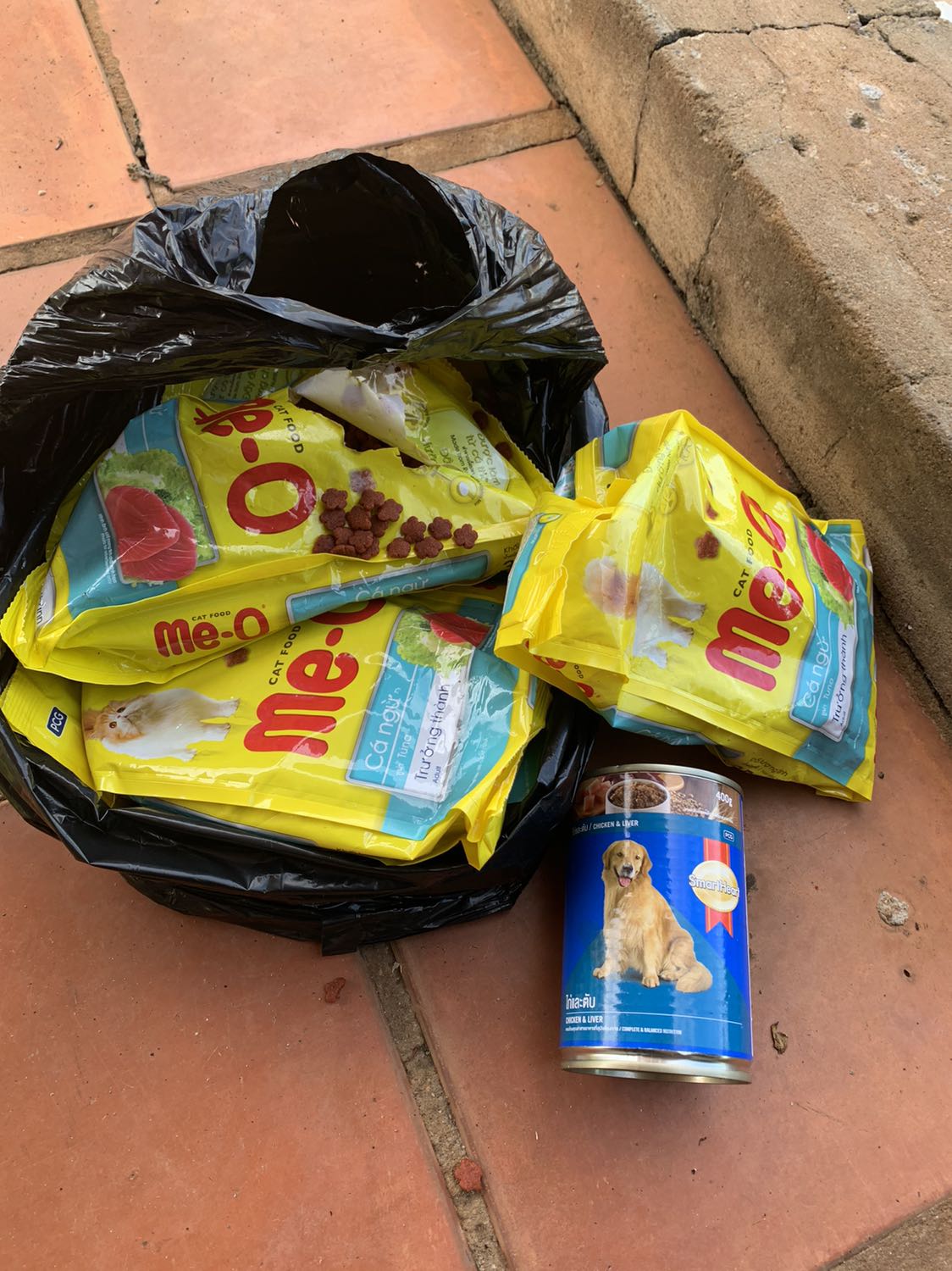 Mua một đơn gửi hai đơn, khi nhận hàng ko biết tưởng hai đơn hàng của hai chốt khác nhau nên ko kiểm tra trước , đến khi shipper đi rồi kiểm tra lại mới thấy là hai đơn hàng giống nhau. Sao đặt một đơn mà giao hai vậy shop? Bao bì đóng gói bị tét hàng đổ tứ tung hết. Mua một đơn gửi hai đơn, khi nhận hàng ko biết tưởng hai đơn hàng của hai chốt khác nhau nên ko kiểm tra trước , đến khi shipper đi rồi kiểm tra lại mới thấy là hai đơn hàng giống nhau. Sao đặt một đơn mà giao hai vậy shop? Bao bì đóng gói bị tét hàng đổ tứ tung hết.