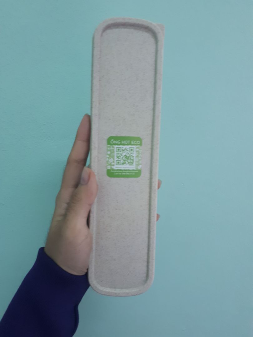 Hộp cứng, chắc chắn, không có mùi nhựa (mà thay vào đó là mùi hương do xịt vào, dù thơm nhưng cũng là mùi hóa học nên mình ko ủng hộ lắm). Hộp đựng vừa ống hút và bộ muống đũa của mình như hình luôn. Đáng tiền.