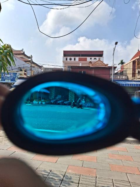 Nhìn khá rõ, không sợ nước vào mắt. Mỗi tội dây hơi ngắn, đầu mình to nên đeo cảm giác hơi chật dù đã nới hết cỡ. Nhưng chỉ đeo những lúc bơi thôi còn lúc dừng nghỉ thì bỏ ra, nên phải vấn đề lớn

Thêm nữa, nếu các b ko hay bơi ngoài trời nắng thì nên mua màu trắng sẽ nhìn rõ hơn