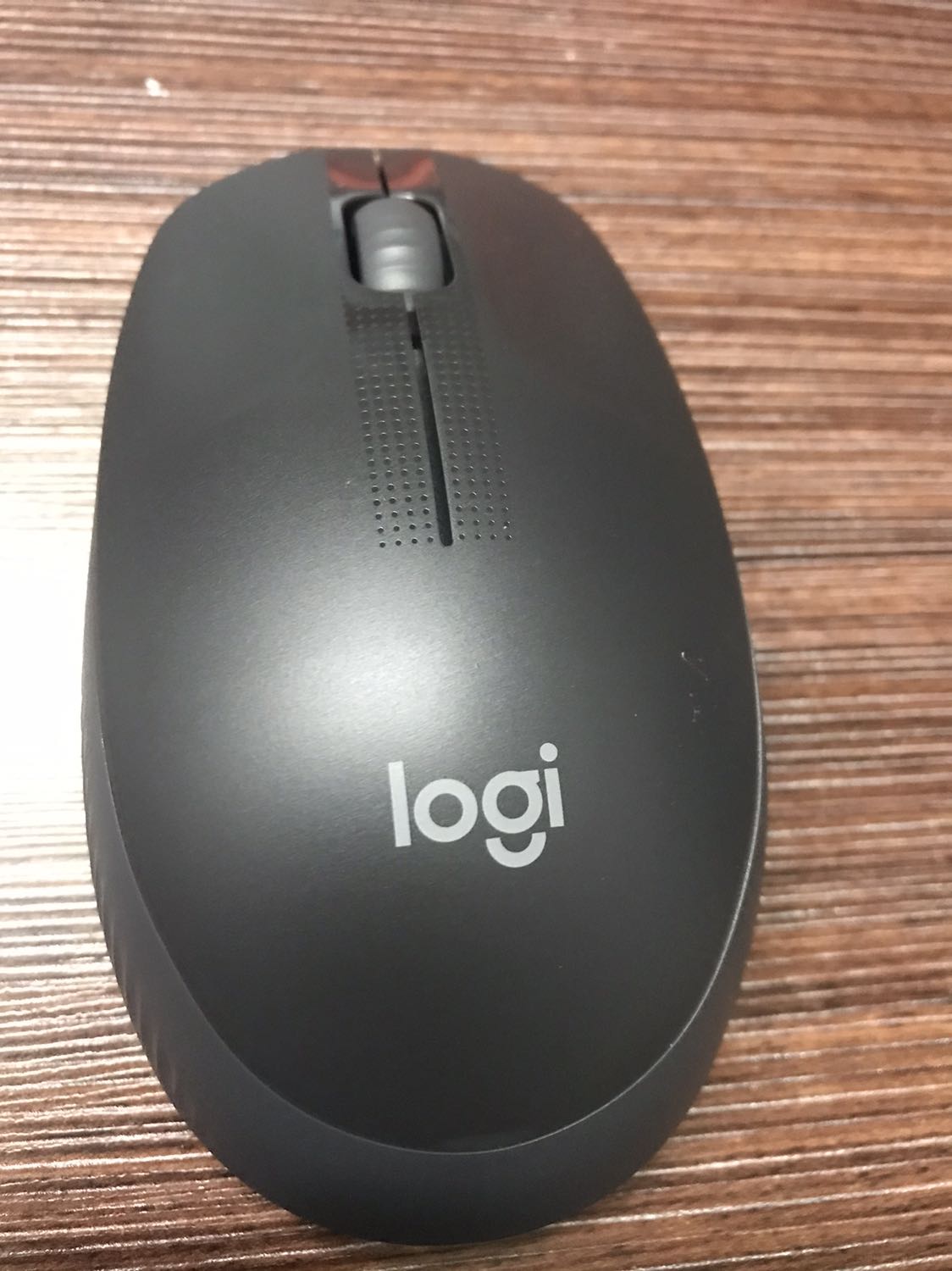 Sản phẩm to hơn các dòng chuột logitech không dây thông thường nên cầm chắc tay hơn (ý kiến riêng của mình). Chuột không đèn led- tiết kiệm pin,cắm đầu usb là dùng được ngay,không cài cắm thêm gì trong laptop. Vì chưa sử dụng nên cần thêm thời gian đánh giá chất lượng nên chấm 4 sao.