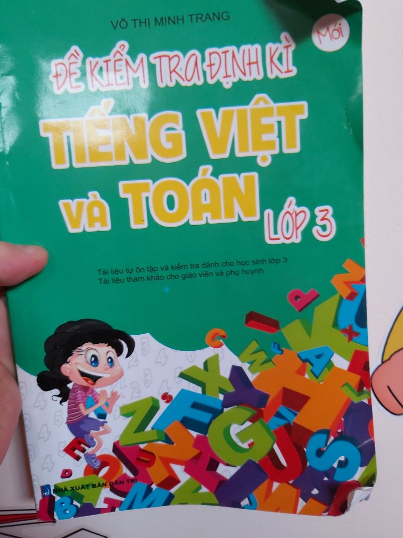 Mình mua để cho con luyện thêm đề khi các kỳ thi học kỳ đến.
Và thấy sách khá hay.
Tác giả đưa ra bộ đề khá sát với chương trình học của con.
Nên khi con làm theo bộ đề này thì con cũng củng cố thêm được kiến thức trên lớp.