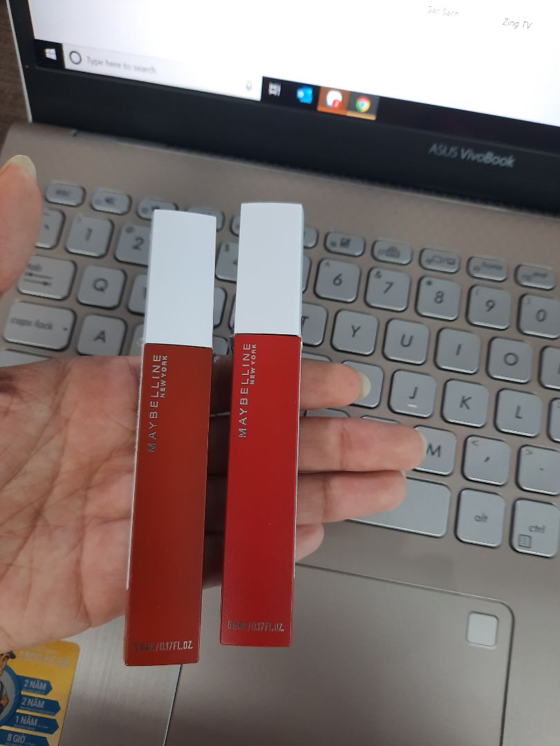 Giao hàng quá lâu, tuýp kem nền bé xíu, dễ thương
Son lì, có mùi chocolate - cá nhân mình thì không thích mùi này cho lắm. Son không phải là ăn sẽ không trôi, vẫn trôi trong lòng môi nhưng không đáng kể - với điều kiện là bạn để son set lại từ 4-5h. Son tẩy bằng nước tẩy trang bình thường sẽ khó ra & 2 màu swatch ra tay có vẻ khác nhau, nhưng lên môi mình thì na ná.