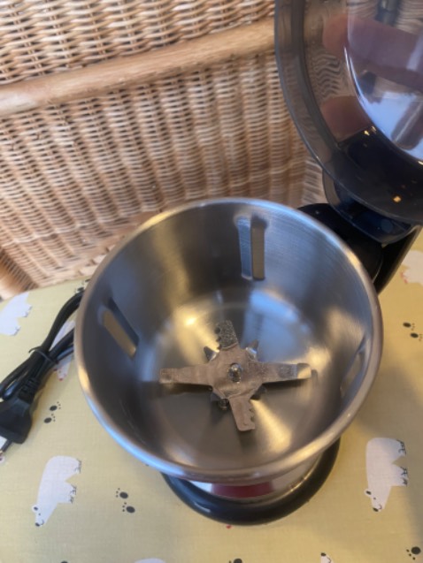 Máy mới xài tạm ổn. Máy này xây hạt thành bột nhanh, nhưng nếu muốn xây nhuyễn hơn thành bơ luôn thì không đuọc, do nó bí kẹt vào lưỡi dao, cứng máy
Khuyết/
- dây điện dính vào máy nên khoa vệ sinh