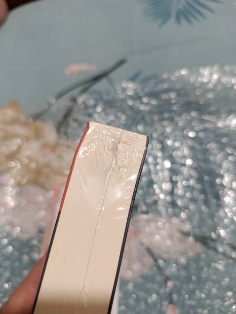 Sách in bản to, giấy tốt, chữ rõ dễ đọc. 
Sách đặt dịp tết nhưng Tiki vẫn giao đúng hẹn. Đây là điểm cộng lớn. Tuy nhiên cả hai quyển mình đặt đều cấn cong góc sách. Với mình, cảm giác đọc sách mới mà cấn góc thế này khá khó chịu! Nhưng thôi tết nhất bận rộn thì cũng xúy xoá.