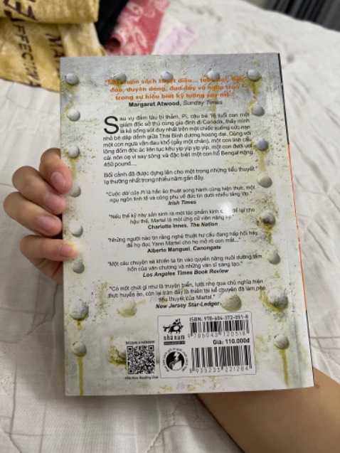 Sản phẩm tốt, chất liệu giấy tốt ,chữ in rõ nét bìa đẹp ,sách có mùi thơm rất dễ chịu , khá dầy, giao nhanh. Nên mua nha