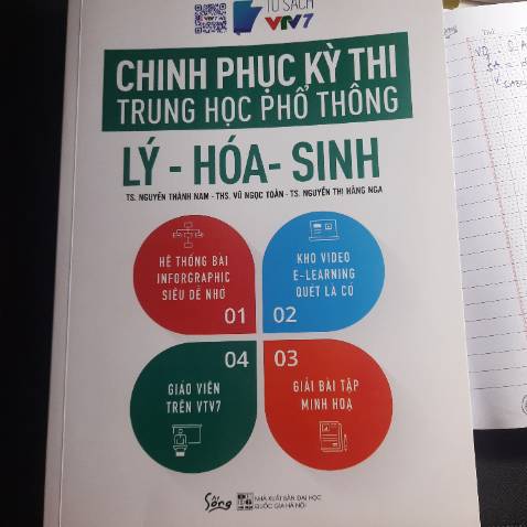 Sản phẩm đáng để mua có tổng hợp các công thức và có sơ đồ từng dạng bài giúp chúng ta hệ thống được lượng kiến thức trong sgk. Có mã Qr giúp chúng ta có thể truy cập nhanh vào các bài giảng nữa nói chung sách rất đáng để mua