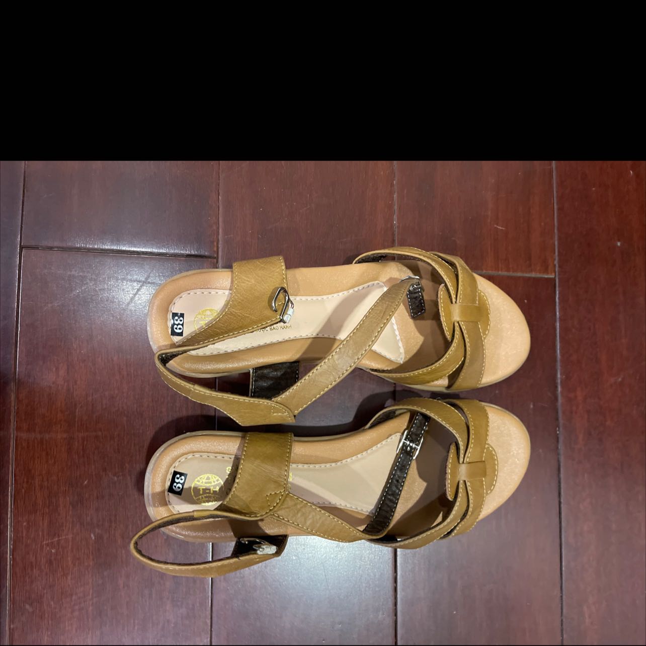 Sản phẩm đúng như những gì DN đã quảng cáo.
Da mềm mại, mình đi vừa chân nên rất ưng ý.