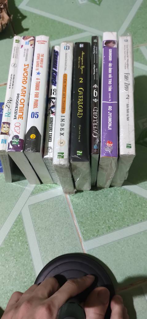 Mua về nhìn cái hộp tả tơi mà thấy thương. Hên là sách không bị gì nhưng mấy quyển bung hết seal r. Mình mua để đọc nên ko ko gắt về còn seal hay ko nữa.