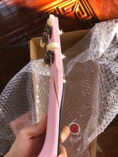 Mình mua hàng mới để làm quà, nhận về hàng gãy như hình, trao đổi vs shop và đổi hàng chỉ đc bảo trì ko đc đổi mới. 
Mua đàn 200, gửi đổi trả và nhận hàng phí gửi  mình chịu thêm 100k vô duyên, trong khi mình ko phải là người làm hư và mình mua đàn mới chứ ko phải đàn què. Time chờ gửi cũng lâu nữa chứ.
Mua làm quà mà như thế này ai mà tặng nữa.