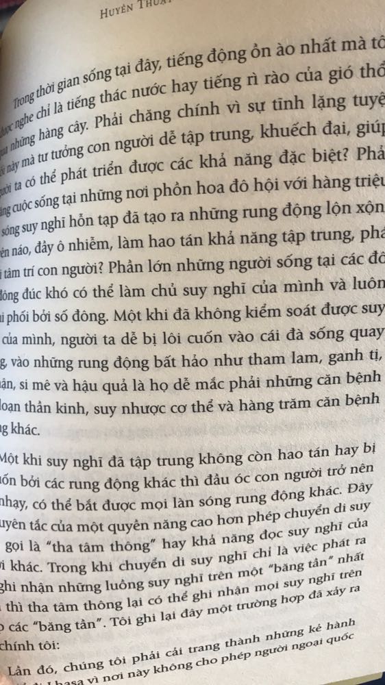 Sách rất hay. Đọc cuốn Đường xa nắng mới của Ng Tường Bách xong đến cuốn này rất hợp. Văn phong khoa học, mạch lạc. Nhiều ng cứ nói NP phóng tác nên không đáng tin. Còn mình thì thấy rằng đọc sách Tâm linh cần phải tác tư tưởng khoa học ra hoặc tự trải nghiệm đi sâu vào tìm hiểu bản thân mình trước. Chứ đừng ôm vào đọc như nhồi kiến thức. Vì chẳng có kiến thức Tâm linh nào cần phải nhồi vào đầu cả. Điều thích ở cách tác giả phóng tác là làm cho nội dung được liền mạch, dễ tiếp thu, dễ hiểu như ngụ ngôn. Ngôn ngữ mạch lạc, dùng từ chuẩn xác, khéo và đủ như một tác giả kiếm hiệp (do nói về Tây Tạng và Mông Cổ) vừa như một bậc Thiền giả. Càng về cuối sách càng hay và ước chi chủ đề Tây Tạng này được NP tiếp tục nghiên cứu và ra mắt tiếp 1 cuốn sách mới. Trước mắt thì mình sẽ đọc tiếp sách của Đạt Lai Lạt Ma. Hoặc nếu có 1 cuốn sách đào sâu về diễn giải các bài chú như đoạn nói về Om Padme Mani Hum thì sẽ rất trân trọng. Mình k phải Phật tử, nên cuốn sách này vừa đủ cho một người ở Tôn giáo khác tìm hiểu Phật giáo Tây Tạng. Một số cuốn khác của các Thiền sư Tây Tạng viết mình vẫn thấy hơi khó đọc, tức là đúng như trong cuốn này nói, con đường tu học cho bản thân đòi hỏi rất nhiều nỗ lực. Hai cuốn trước mình đã đọc là Cách mạng tâm thức và Thiền chữa lành tâm và thân đều của tác giả Tây Tạng. Và những đầu sách này khi dịch lại từ Tiếng Anh, thực sự không phải chỗ nào cũng xuôi, cũng dễ đọc, dễ hiểu. Cám ơn bác NP vô cùng nhiều!