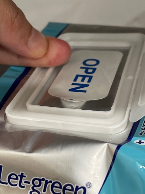 cạnh nhựa sắc và cắt vào ngón tay