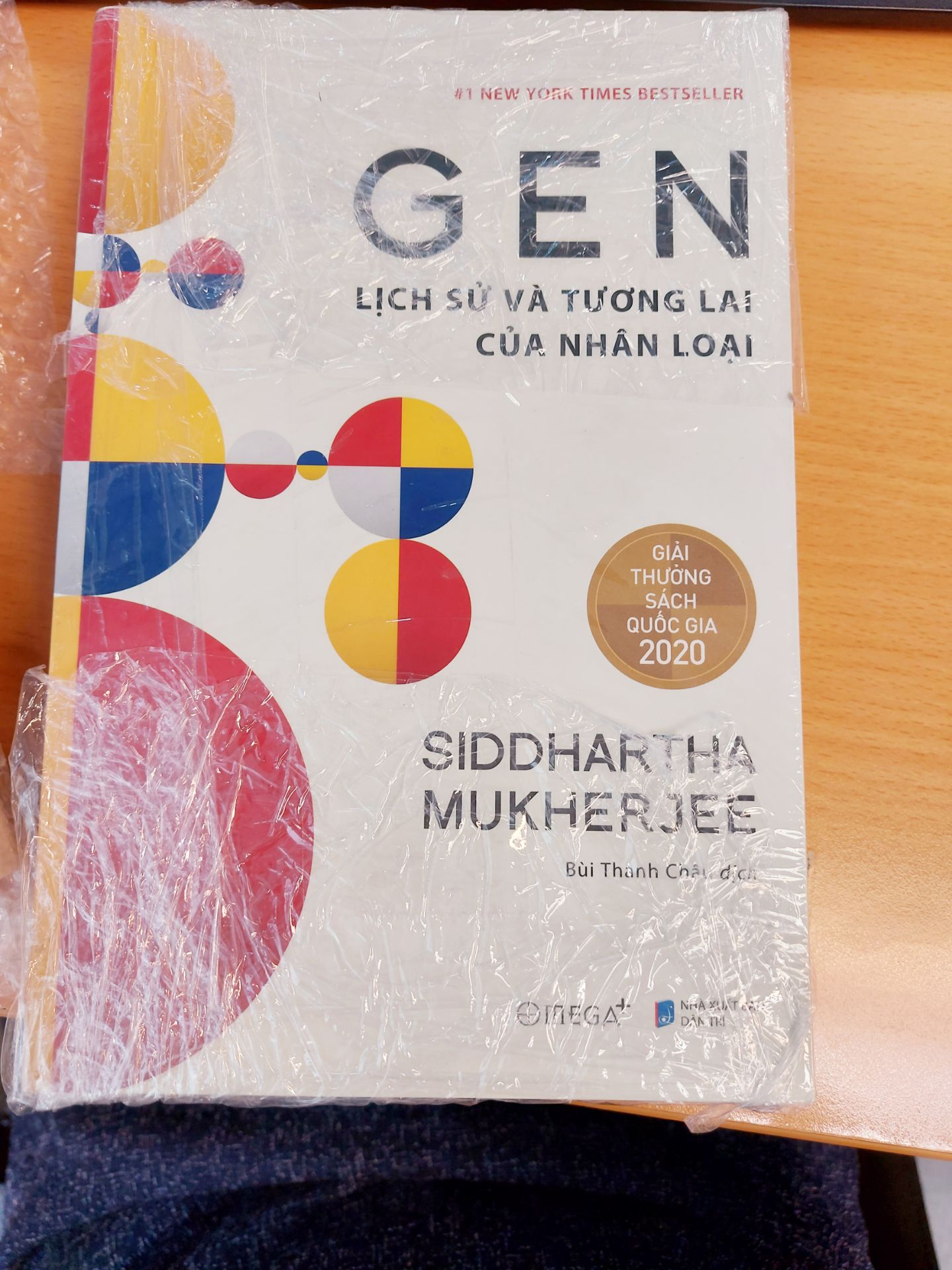 đóng gói cẩn thận, sách dày dã man, nhưng đúng là sách lịch sử thường phải  thế. khá ưng ý với cuốn này, 1 cái nhìn toàn cảnh, khoa học về tiến trình tìm hiểu về cấu tạo sinh học đơn vị nhỏ nhất của con người