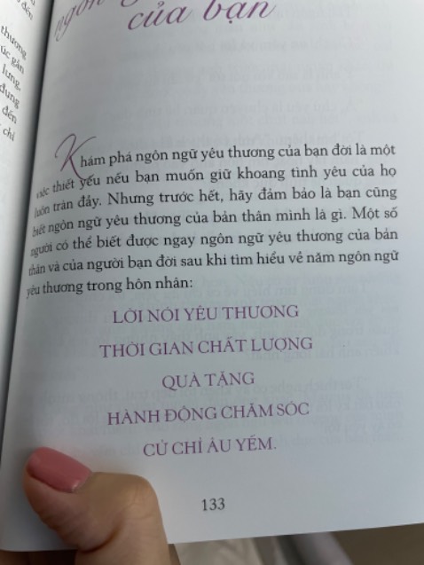 Mình nghĩ các cặp yêu nhau hay vợ chồng sống chung nên đọc cuốn này để thấu hiểu và yêu thương nhau nhiều hơn, một cuốn sách hay nên đọc nhé cả nhà