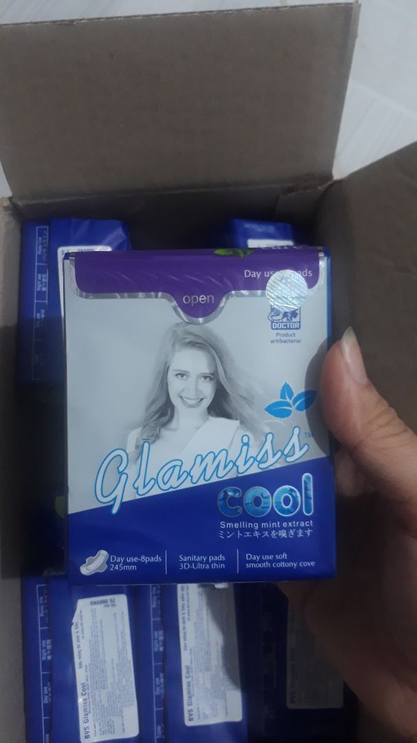 Bao bì mới, vuông vức đẹp đẽ, nhìn là thấy xịn xò, có mùi thơm nữa. Tặng bịch khăn giấy cũng xinh xịn lắm nè.