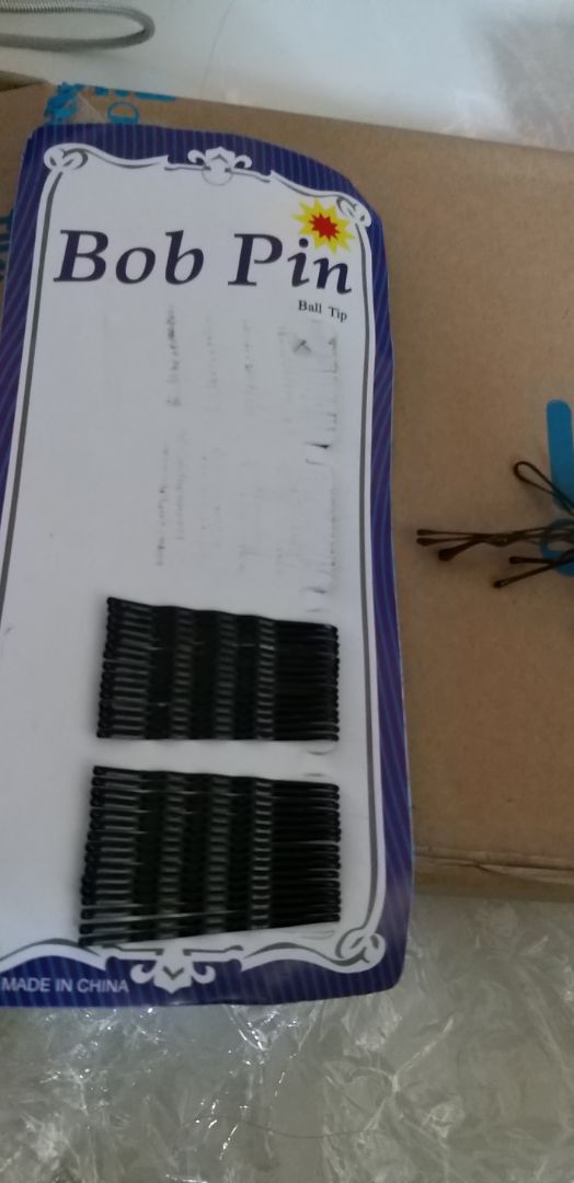 Tuy biết là giá cả đi đôi với chất lượng, nhưng mà suy cho cùng, được Tiki chấp nhận là NCC thì chất lượng cũng phải tạm ổn chứ?!
Nhận hàng, điều đầu tiên là thấy vỏ bọc ố, sơ xài, hệt như hàng thanh lý đồng giá 5K ở góc chợ nào đó. Tháo ra 2 dãy kẹp (15 kẹp mỗi dãy như hình) thì thấy hiện tượng lớp sơn bọc bên ngoài bị kéo theo, phần kẹp dưới lộ ra dấu tích rỉ sét và khá mỏng.
Kẹp lên tóc thì khá yếu, không giữ được tóc (dù dùng đến 3 cái kẹp, phải chăng do tóc mình nặng quá???)
Kết cục của 60 cái kẹp với giá 12K là bị bỏ xó vì mình không thể sử dụng được.
*Mình chia sẻ cảm nhận về sản phẩm thực sự, không có ý muốn đổi hàng, nên Tiki không cần alo để khuyên mình đổi hàng như mọi lần nhé.