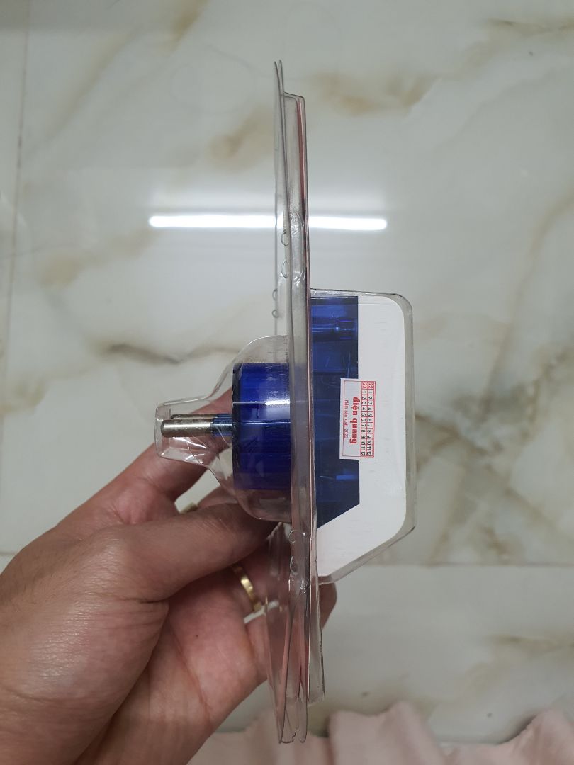 1 nhược điểm là vì kích thước lớn nên nếu cắm vào ổ cắm đôi trên tường thì ổ đó sẽ bị vướng và ổ 2 không dùng được (như ảnh)