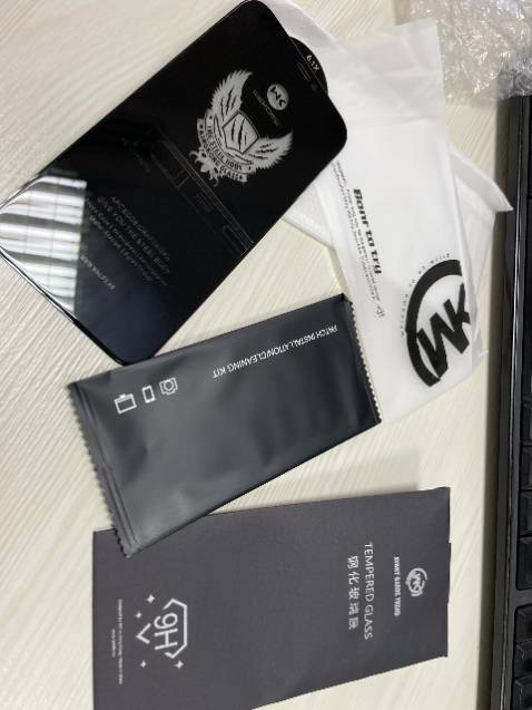 - Hàng này là loại không có hộp nhé các bạn (chắc bỏ hộp nên giá rẻ hơn)
- Chống nhìn trộm tốt, màn hình có giảm độ sáng đi chút so với kính cường lực trong
- Độ nhạy cảm ứng tương đương cường lực trong
- Bám vân tay ít hơn cường lực trong cũ của mình.
- Dễ dán, không bọt khí, khít với màn hình điện thoại
=> Hài lòng với sản phẩm. Cảm ơn shop.