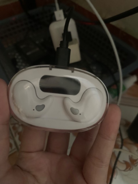 Đang cần tai nghe gấp mới mua bên Tiki, mua về hộp sạc tối đen luôn :)))) thử sạc 30p-1tieng vẫn vậy! Bên cskh thì xử lý hơi bị chậm. Các bạn cân nhắc nha chứ để trải nghiệm như mình thì bị tốn thời gian lắm :))))