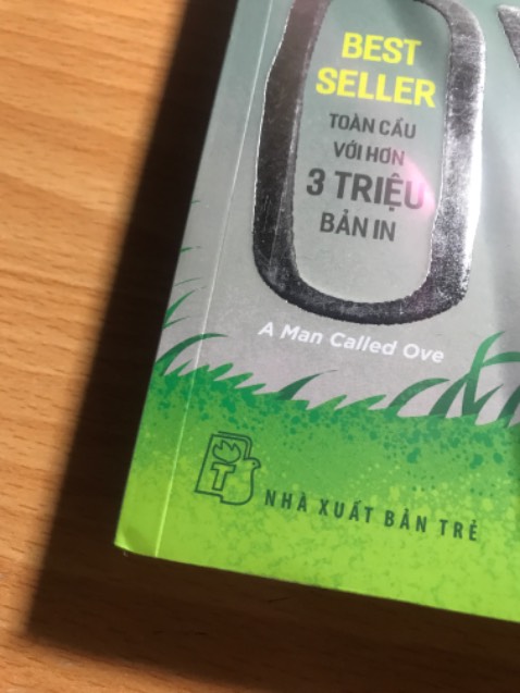 Bìa sách đẹp, tuy nhiên hơi bị cong một tí ở gáy nhưng vẫn ổn lắm. Được kèm theo cả bookmark nữa. Tuy gáy sách vẫn còn vấn đề nhưng sách lại chất lượng nha. Nói chung đáng tiền đáng mua.