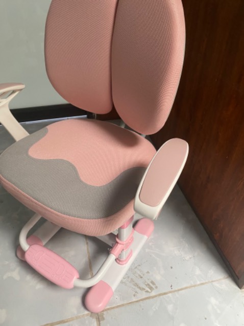 ghế rất đẹp và chắc chắn , có tay quay điều chỉnh độ cao rất tiện . ghé bọc đệ vải lưới trông rất đáng tiền