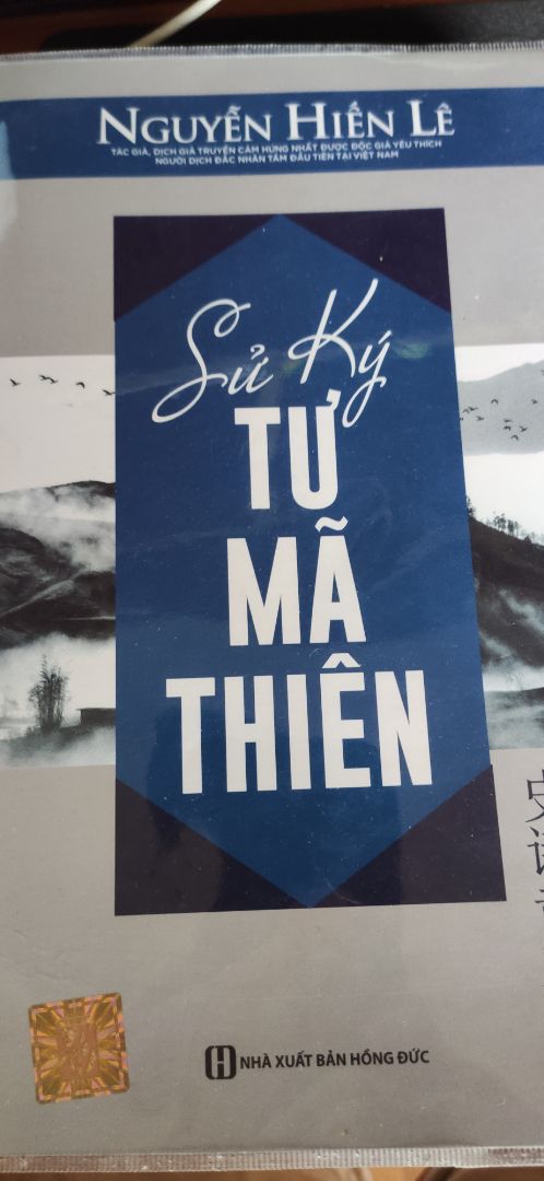 * Về chất lượng sách
+ Sách được đóng gói sạch sẽ cẩn thận, chất lượng giấy tốt
+ Bìa mềm cá nhân mình thích sách bìa cứng hơn
* Về nội dung
+ Sách là tập hợp những câu chuyện ngắn về nhiều người ở thời chiến quốc. Các câu chuyện có ít nhiều liên quan đến nhau tuy nhiên về tổng thể là khá rời rạc . Phần lớn nội dung các câu chuyện là để phê phán / tán dương 1 người nào đó.
+ Có lẽ đây là một quyển sử theo hình thức truyện, nên tập trung vào các sự việc nhỏ lẻ hơn là vẽ nên bức tranh tổng quát về thời chiến quốc. Do đó các câu chuyện dù hay nhưng sau đọc xong thì không đọng lại nhiều ( do có quá nhiều những địa danh cũng như con người trong các truyện )