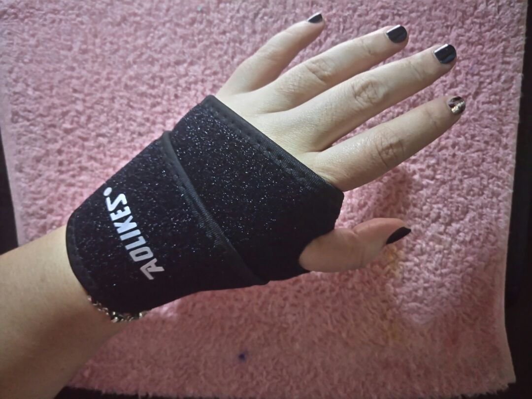 đeo thoải mái
cuốn tạ hay bên tay không làm đau lòng bàn tay
tuy nhiên tại vì không có các lỗ nhỏ thông hơi (loại găng mình mua trước đây có lỗ thông hơi) nên đeo lâu hơi nực bàn tay xíu. nhưng không thành vấn đề ?