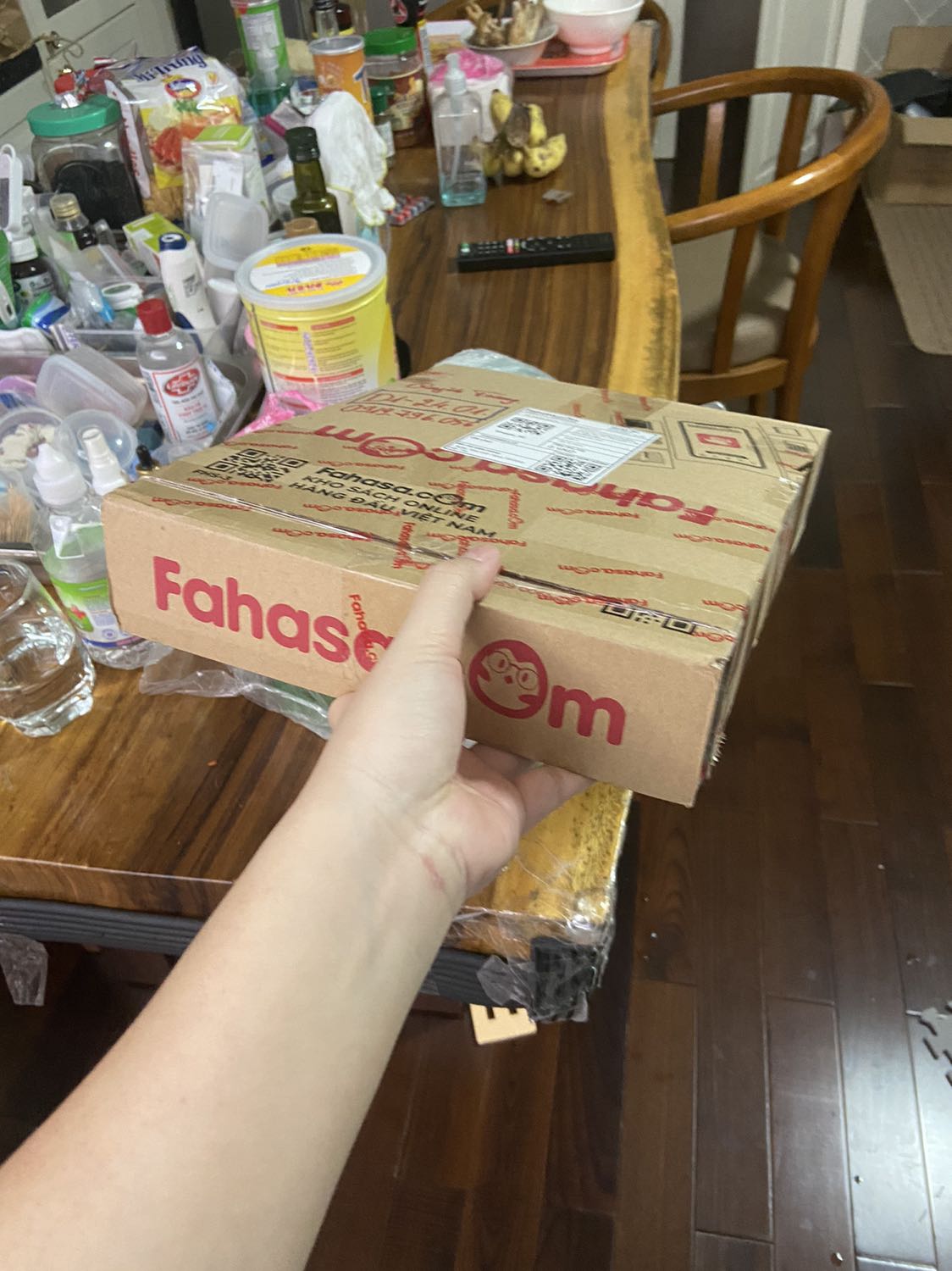 Nói chung là cũng ổn. Sách nước ngoài thường không có màng bọc nên rìa cạnh không hoàn hảo mà chấp nhận được