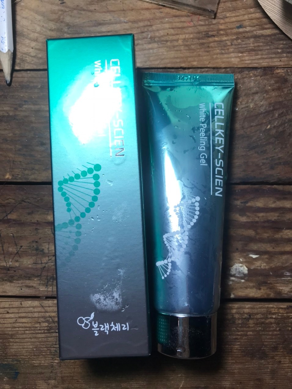 Tiki giao hàng nhanh
Hàng được đóng gói kĩ, được tặng thêm kem chống nắng 50g cùng hãng. Bao bì đẹp, rõ ràng, chuyên nghiệp. Mới thử dùng một lần nên ko biết hiệu quả ntn, sp có chất gel trắng lỏng như các sp peeling gel khác, có mùi tự nhiên dẽ chịu, tẩy da ko bị khô rít, nhẹ nhàng dễ chịu, ấn tượng với công nghệ được quảng cáo trên bao bì là chiết xuất gốc thực vật, có vi sinh vật lên men tự nhiên, mong là sẽ có hiệu quả tốt để ủng hộ tiếp. Nếu sale thì có thể mua lại, giá gốc hơi đắt với sp peeling gel. Sp kcn tặng kèm dạng gel đặc, ko thấm nhanh, ko nâng tone, để lại lớp bóng dầu sau vài giờ, ko phù hợp với da hỗn hợp thiên dầu như mình.