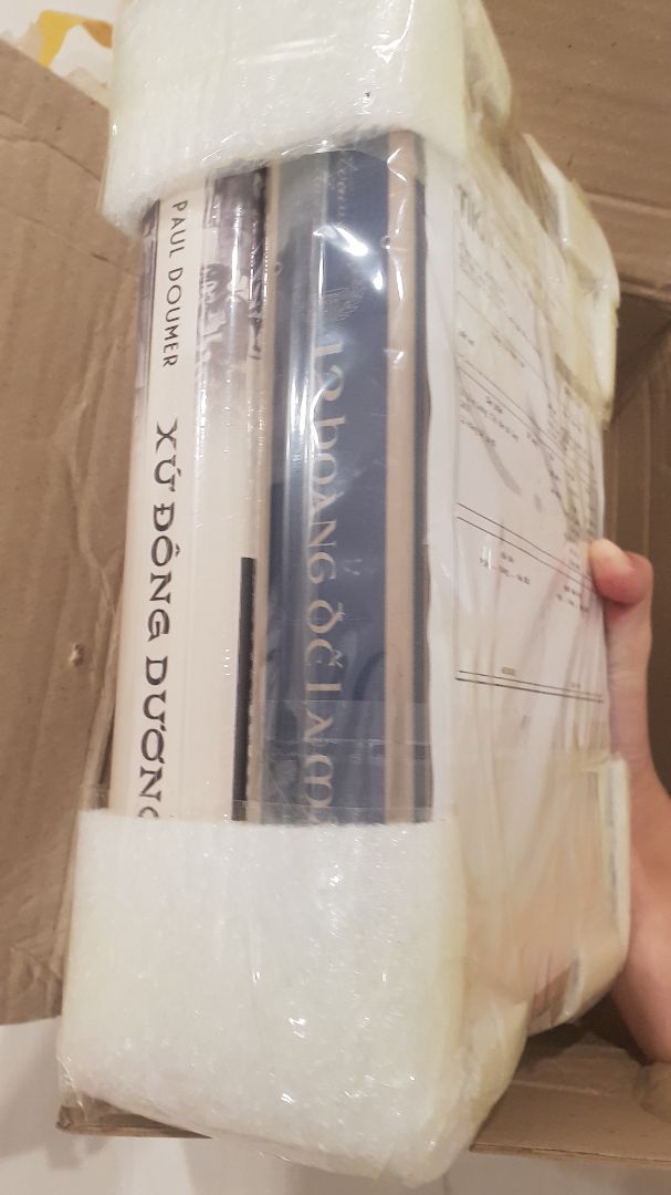 Nhà bán bọc gói siêuuuu cẩn thận, cuốn này còn nguyên seal nilon, 4 gáy sách được bọc xốp để tránh va đập nên khi sách tới tay mình còn mới nguyên, khui hộp ra nhìn ưng vô cùng (2 cuốn trong đơn này đều to đẹp, giá khá chát nên nếu bị móp méo gì thì tiếc lắm). Mình từng nghe 1 buổi workshop onl của anh Nguyễn Cảnh Bình về Paul Doumer, sau đó mới quyết định mua cuốn này để tìm hiểu thêm về VN giai đoạn giao thời qua cái nhìn của một phía khác (so với những cuốn sách sử giáo khoa)