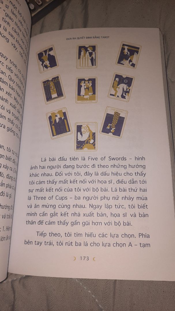 Thời gian giao khá lâu nhưng được điểm cộng vì có bọc sách 
Về nội dung: Sách khá hay , với những bạn đang có ý định xem tarot thì cuốn sách này sẽ giải thích các thắc mắc trong lòng bạn và hướng dẫn bạn cách để xem tarot . Lời văn viết khá gần gũi kèm theo các ảnh minh họa và ví dụ từ các câu truyện , điều này sẽ giúp các bạn mới học dễ tiếp thu hơn. Nội dụng khi đọc khá cuốn khi bạn đam mê tarot.