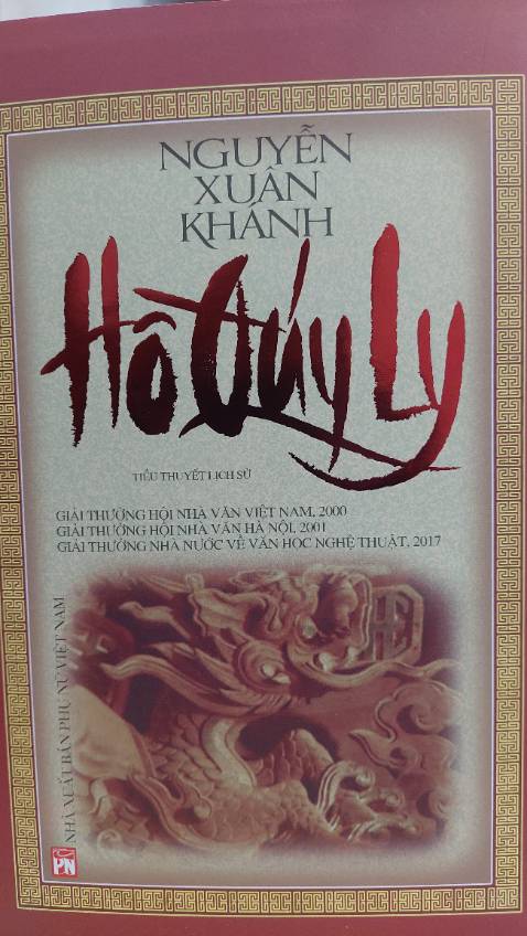 Không phán xét phê bình các nhân vật lịch sử cùng cuộc đấu tranh phe phái khốc liệt nơi hậu cung cuối thời Trần, bằng cách kể chuyện trung tính tác giả chuyên chú vào việc khám phá các yếu tố xã hội, văn hóa đương thời cùng nét đẹp đất nước với các địa danh của Thăng Long, vùng đất thiêng Yên Tử  hay Tây Đô kinh thành nhà Hồ.