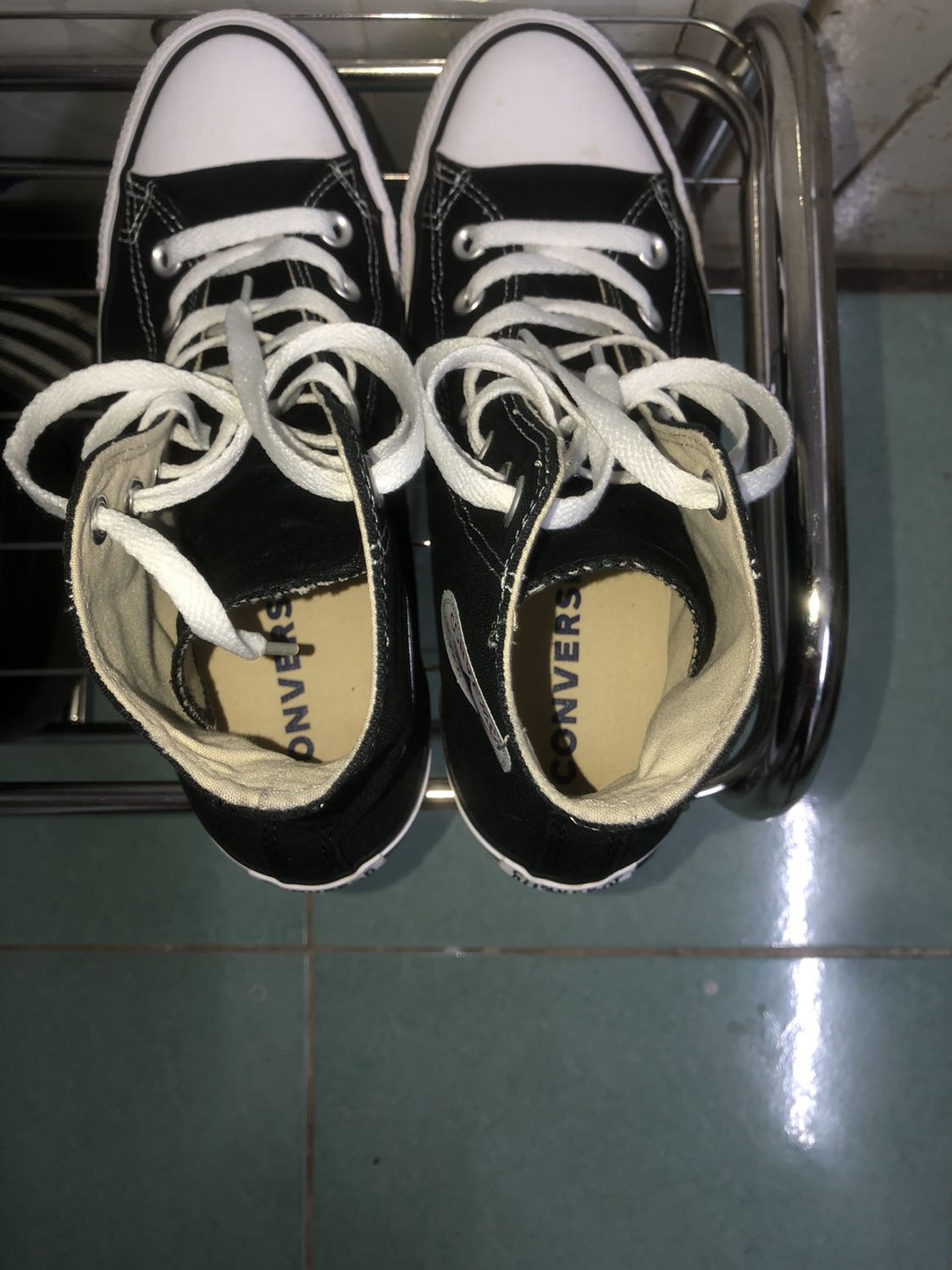 Tôi đi làm, chỗ làm bắt buộc giày Converse. Tôi mua đôi này đi cũng gần 1 tháng rồi mới trở lại đánh giá để có những cảm nhận trực quan nhất. Những ưu điểm hay nhược điểm thì đã được nói rất nhiều trên Youtube rồi nên tôi không bàn lại. Đầu tiên tôi đánh giá shop giao nhanh (sớm hơn dự kiến 1 ngày), hàng chính hãng. 
Đồng nghiệp hỏi tôi chỉ là giày đi làm thôi mà, sao k mua rep mà mua real tốn tiền? Câu hỏi rất đáng suy nghĩ đúng không ạ! Sau gần 1 tháng đi giày real này thì cái sự tự tin mà nó mang lại cho tôi thì chắc chắn không có đôi giày rep nào có thể thay thế được. Nó đắt cũng có cái giá của nó, như một youtuber từng nói “Họ bán giày là bán cả công nghệ họ nghiên cứu nữa” nên nếu giày rep mà có được những công nghệ đó thì sao họ không lập hẳn một thương hiệu mới luôn đúng không ạ!? 
Sau khi mua đôi giày này thì đến nay tôi không có bất kỳ hối tiếc nào. Thanks for everything!