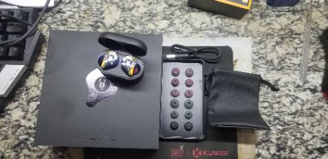 Đánh giá đầu tiền về sự chỉnh chu về hộp và bao bì mình cho 10đ rất có cảm giác khí bốc siu , còn về âm thanh thì pass hơi yếu không thích hôp để nge EDM , còn về pin thì trước mắt mình chưa sạc đầy vì mới nhận được chỉ mới sạc được 40% nhưng nghe thử tầm 30p còn 10% có vể không ổn trước mắt là vậy để sạc đầy lại thì mới 9 xác được và điểm trừ nặng là sạc nóng nha có cảm giác thiếu an toan khi đưa lên tai mà tai nghe lại nóng , âm thanh khi pin thấp thì hơi nhỏ chế đổ giảm ổn hơi kém nói trung cho 4.5 sao vì cài nhình đầu tiên khi mở hộp và với tầm giá này