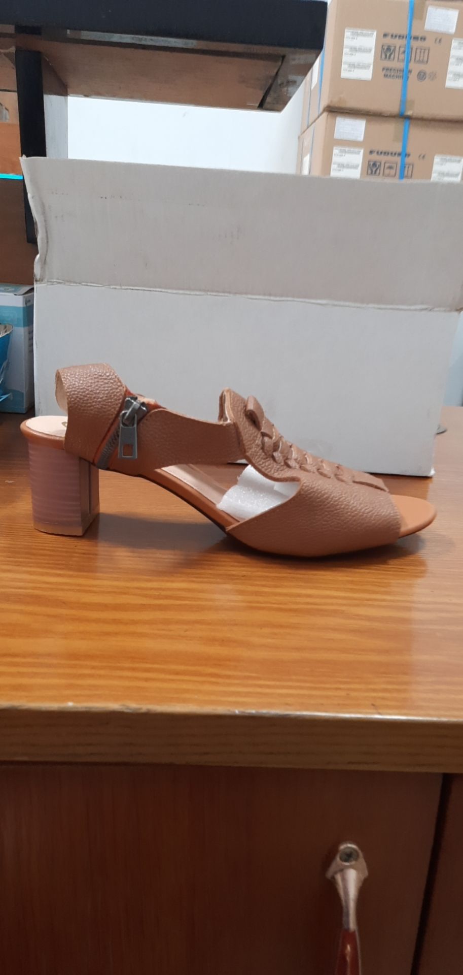 giày đẹp, da đẹp, mềm, êm chân, Hy vọng xài bền. Shop nên chụp sp khi được mang vào chân sẽ thuyết phục hơn. Thanks shop