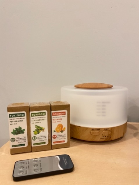 Khác với những máy xông tinh dầu thường, loại này cao cấp hơn, vỏ máy dày dặn, có đèn, hoạ tiết xinh. Tặng đúng 3 lọ tinh dầu có mùi mình thích, thích nhất mùi cam ngọt nên mình đặt thêm chai 50m sài cho đã 😁😁 
À các bạn nhớ tháo miếng chắn ở đuôi ra nha, mới nhận về mình tưởng hư, may mà có nhân viên shop rất nhiệt tình hướng dẫn 😂