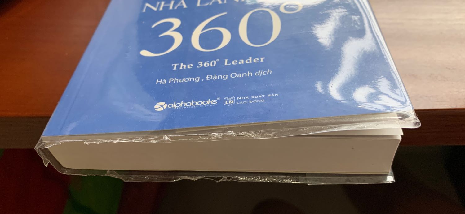 Trước giờ mình đều mua sách trên Tiki và đều hài lòng vì cách phục vụ rất tốt của Tiki, từ giao hàng nhanh đến bọc bookcare rất đẹp. Riêng lần này mình thật sự rất không hài lòng. Tiki giao sách nhanh hơn dự kiến nhưng sách mình nhận lại được bọc rất cẩu thả, đường viền dập nham nhở, thậm chí vừa cầm lên đã bung ra. Tiki nên xem lại chất lượng phục vụ! Hy vọng đây là lần đầu tiên cũng là lần cuối cùng mình thất vọng về Tiki như này!