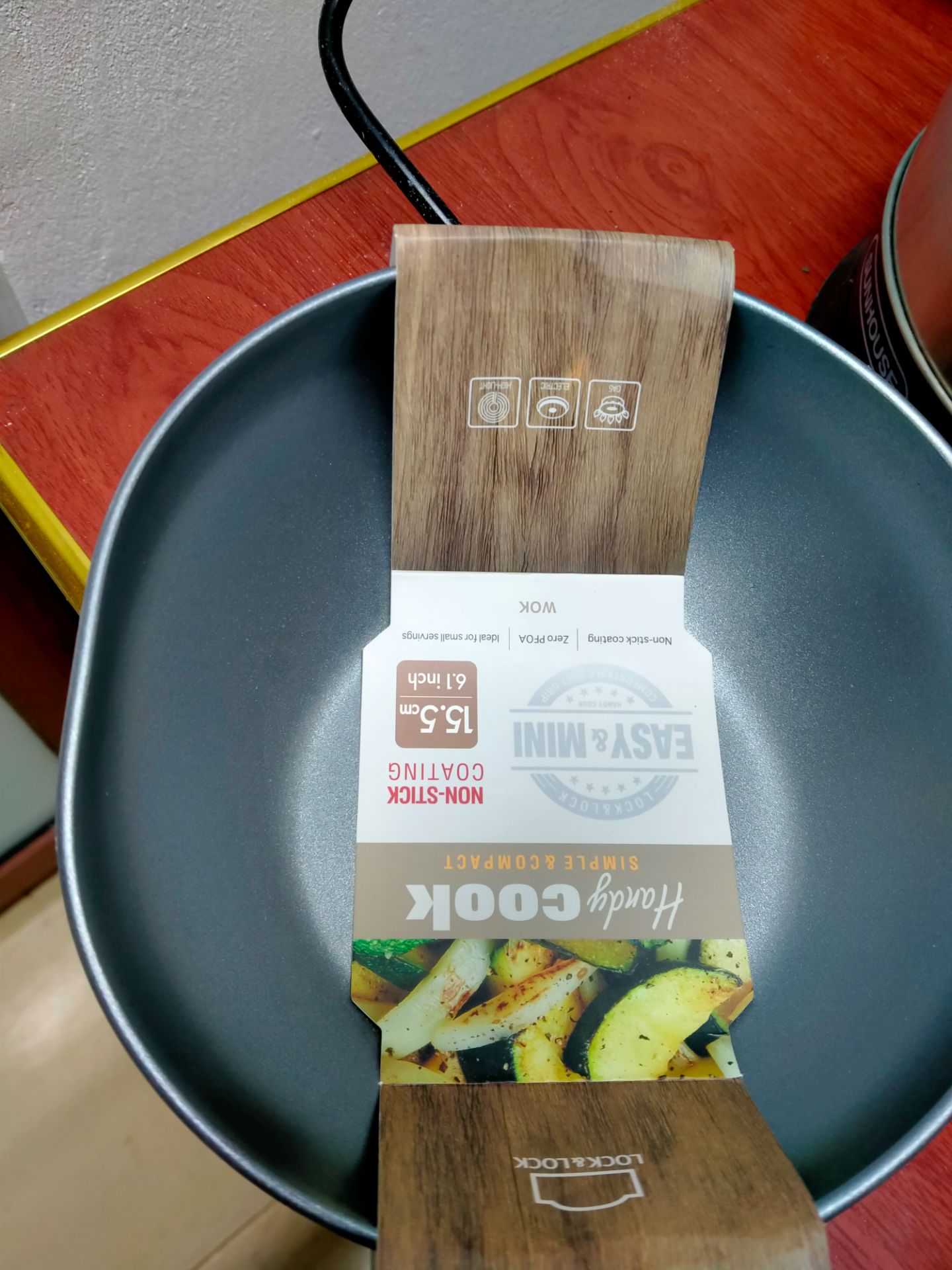 mình đã mua chảo ở đây 1 lần rồi ,dùng thấy được nên hôm nay đặt thêm 1 cái nữa mà chắc do vận chuyển bị móp méo,giao hàng thì gắt gỏng,khó chịu,haizz