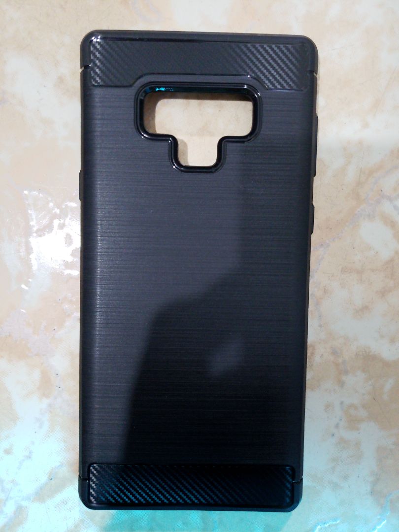 Ốp chống trơn trượt khá tốt, vừa khít với điện thoại.