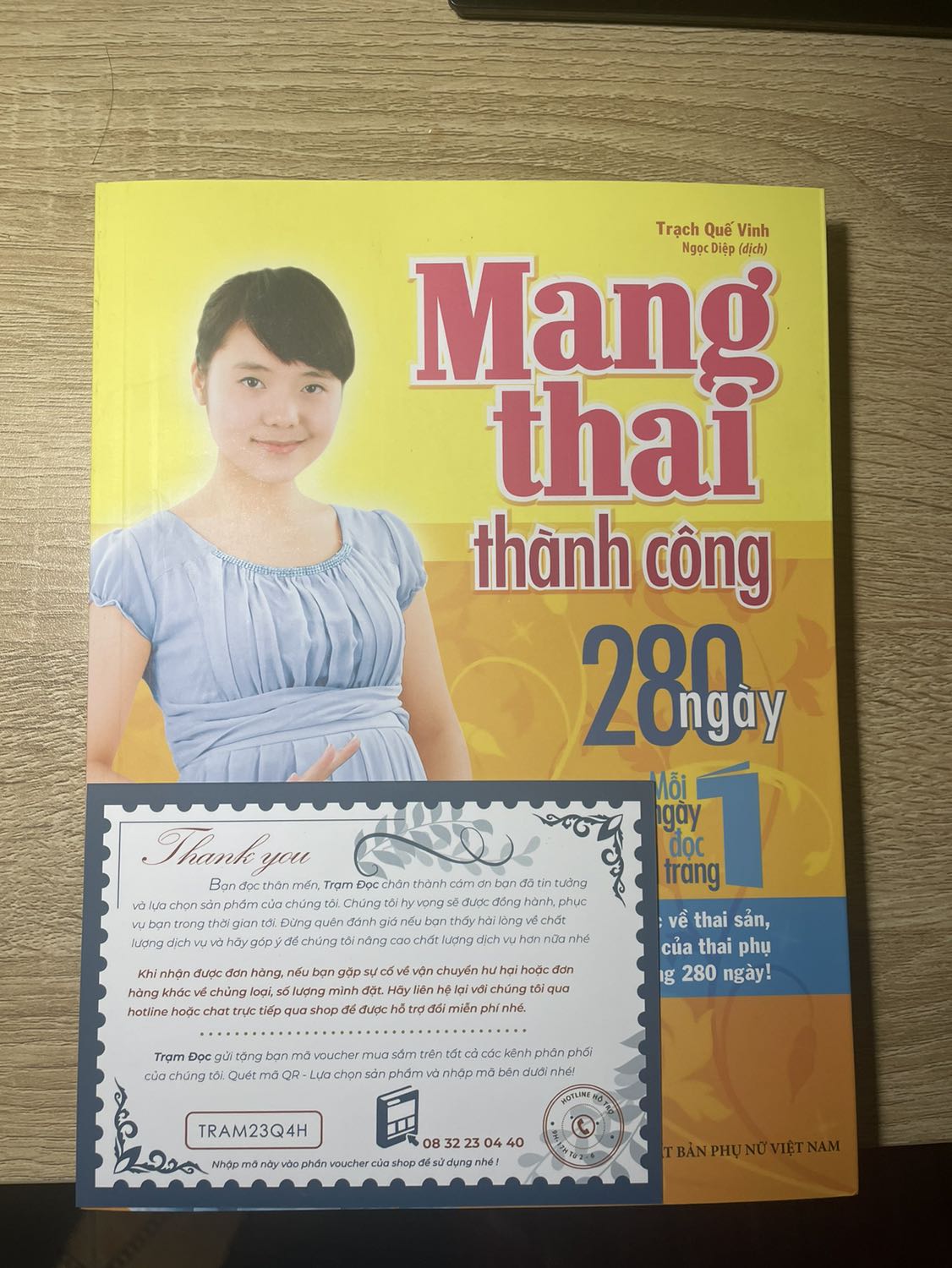 Shop giao hàng đóng gói cẩn thận, còn có tấm thiệp cảm ơn rất dễ thương và tặng mã giảm giá cho lần mua sau. Shop làm việc rất chuyên nghiệp