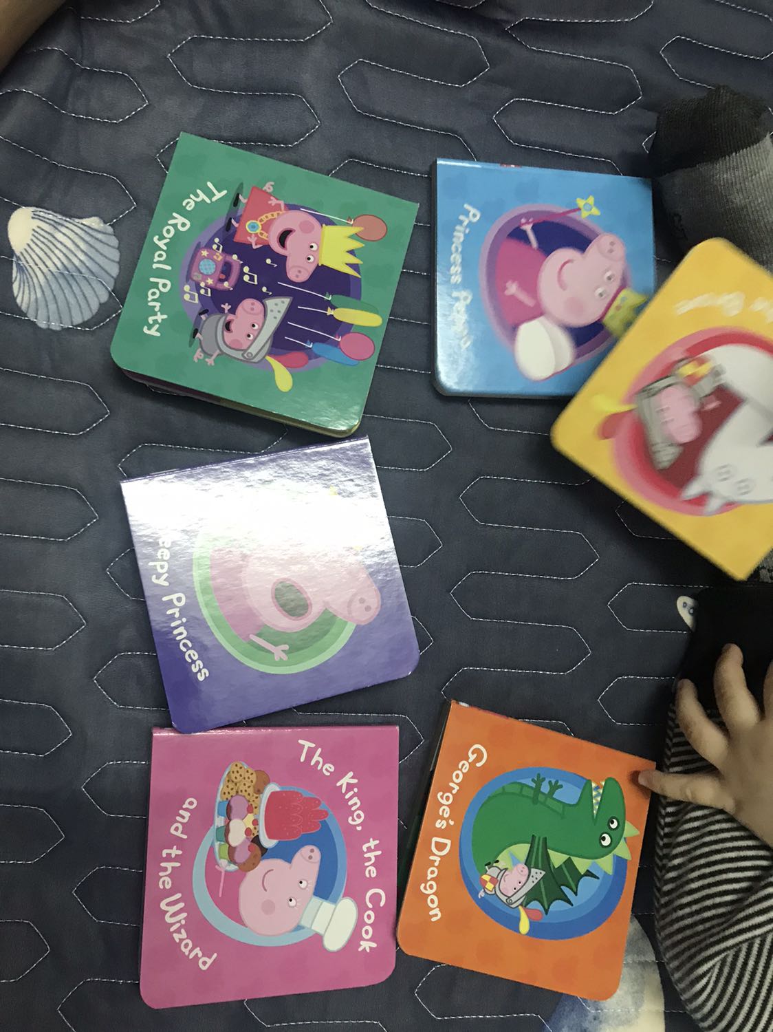 Sách nhỏ nhắn, dày dặn, bé nhà mình chơi rất thích Sách nhỏ nhắn, dày dặn, bé nhà mình chơi rất thích