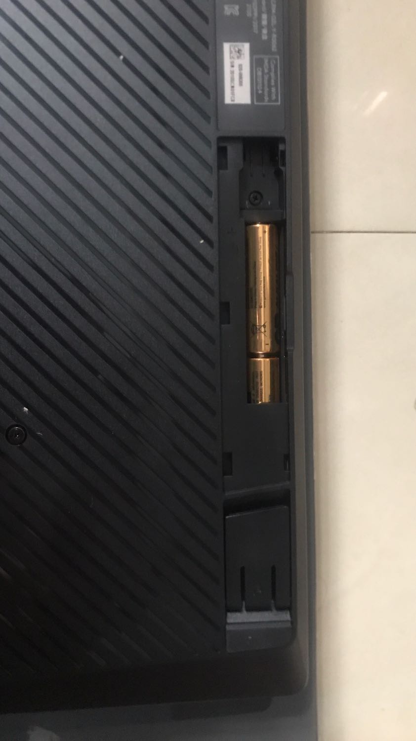 Mình nhận đc hành có phần vỏ ngoài bị rách một chút, bên trong có dấu hiệu đã bị bóc từ trước và một điều đặc biệt là mình ko tìm thấy kết nối usb trong hộp, đáng ra phải nằm ở nhần nắm pin và muốn đc hỗ trợ