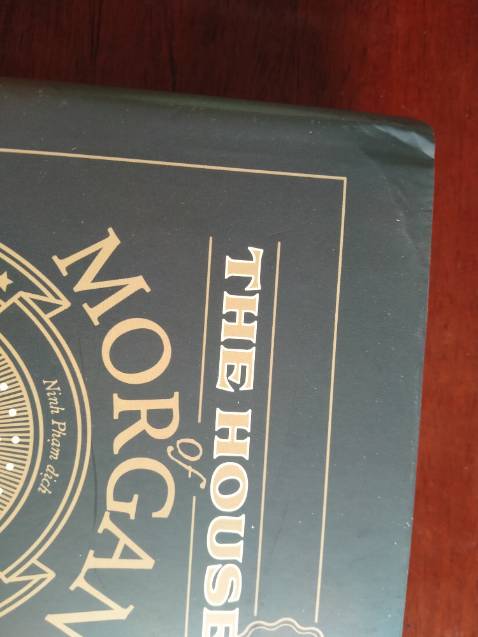 Dự kiến đến ngày thứ sáu, 13/01/2023 mới giao đến, nhưng đến thứ năm, ngày 12/01/2023 thì đã giao đến rồi 👍. 
Sách giao có mẫu mã đẹp, đúng như hình mẫu.
Đóng góp thì tạm được.
Tuy nhiên.
Thùng giao có biểu hiện rách. 
Sách có những phần bị móp. 
Trang sách hơi nhăn.
Dù sao thì cũng tạm ổn, có thể chấp nhận. Nhưng mình không thích phần bị móp.