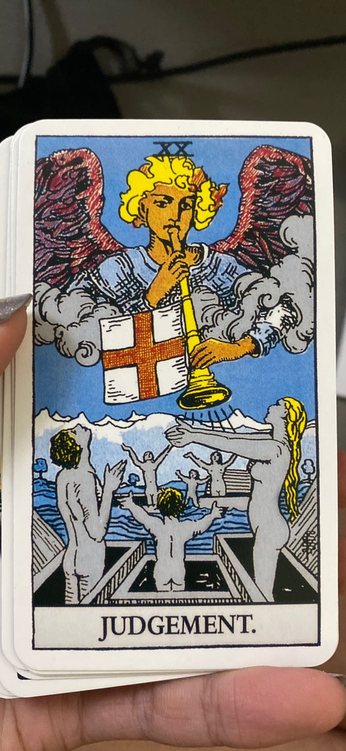 Lá bài mỏng và kích thước giống các bộ bài tây nha mọi người,k to như mình tưởng tượng. 
Được tặng kèm túi chất vải nhung sờ khá thô k mềm như mình nghĩ:v 
Có đầy đủ giấy hướng dẫn ý nghĩa từng lá bài bằng tiếng anh nha. 
Rất hợp cho ng nào mới tập xem tarrot như mình. Shop còn kèm theo 1 tờ giấy cảm ơn rất dễ thương và bọc hàng rất cẩn thận đó.