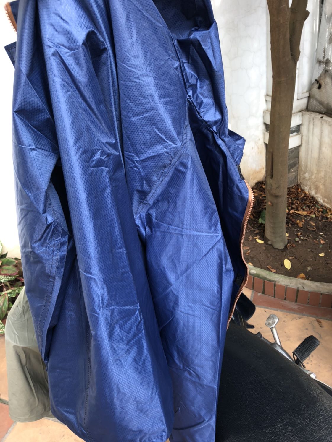 Hơi thất vọng chút vì đặt size 4xl lại chuyển hàng 3xl. Thử quần hơi chật. MONG TIKI LIÊN HỆ ĐỔI LẠI giúp đúng size đã đặt. Đánh giá chung: hình thức khá đẹp, vải dù 1 lớp mỏng, gọn nhẹ. Cơ bản là ổn nếu đúng size sẽ đánh giá cao hơn