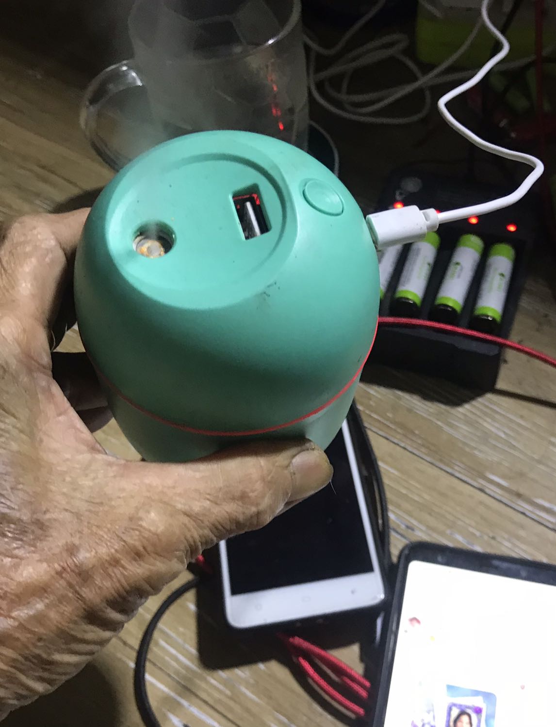 Sài tạm vài bữa rồi cho em gái thấy cũng được nhưng không biết có bền như cái của mình có lỗ cắm USB sạc ĐT không , nếu có loại giống của mình thì sẽ mua thêm