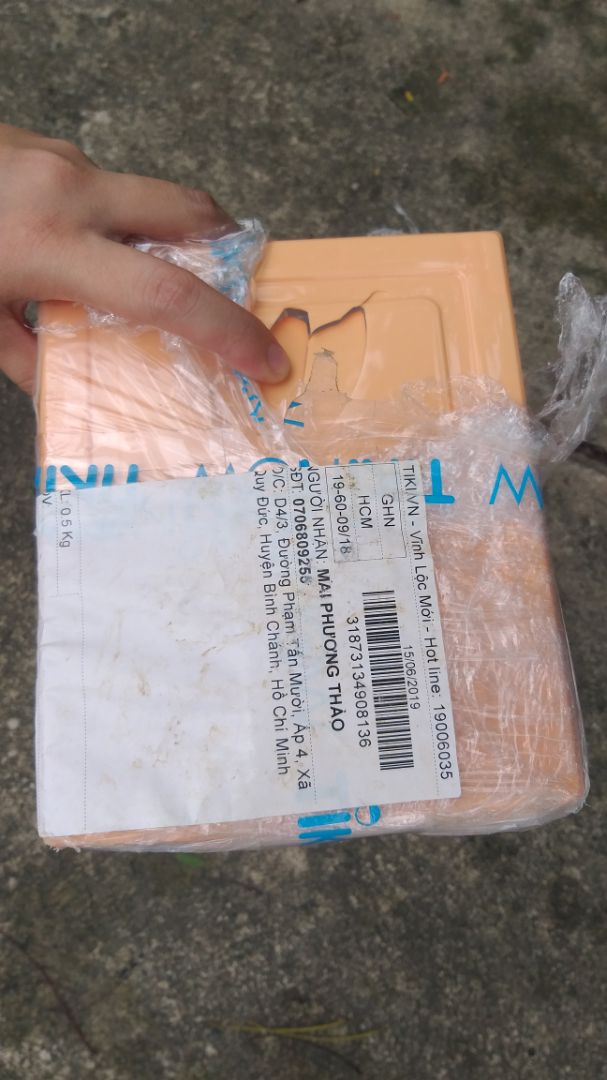 xé bọc ra thì thấy sản phẩm bị bể ở trên nắp trước khi nhận. Thật tệ, có đổi hàng được không ạ? vì là bao bì trong nên mình cũng k nghi ngờ mở ra xem từ đầu đến đuôi, ai ngờ khui ra sài mới thấy được chỗ bể khá nặng ở trên nắp, lúc đó shipper cũng vừa đi rồi. Làm sao để đổi ạ ? chứ như vầy mình thấy k hài lòng chút nào xé bọc ra thì thấy sản phẩm bị bể ở trên nắp trước khi nhận. Thật tệ, có đổi hàng được không ạ? vì là bao bì trong nên mình cũng k nghi ngờ mở ra xem từ đầu đến đuôi, ai ngờ khui ra sài mới thấy được chỗ bể khá nặng ở trên nắp, lúc đó shipper cũng vừa đi rồi. Làm sao để đổi ạ ? chứ như vầy mình thấy k hài lòng chút nào